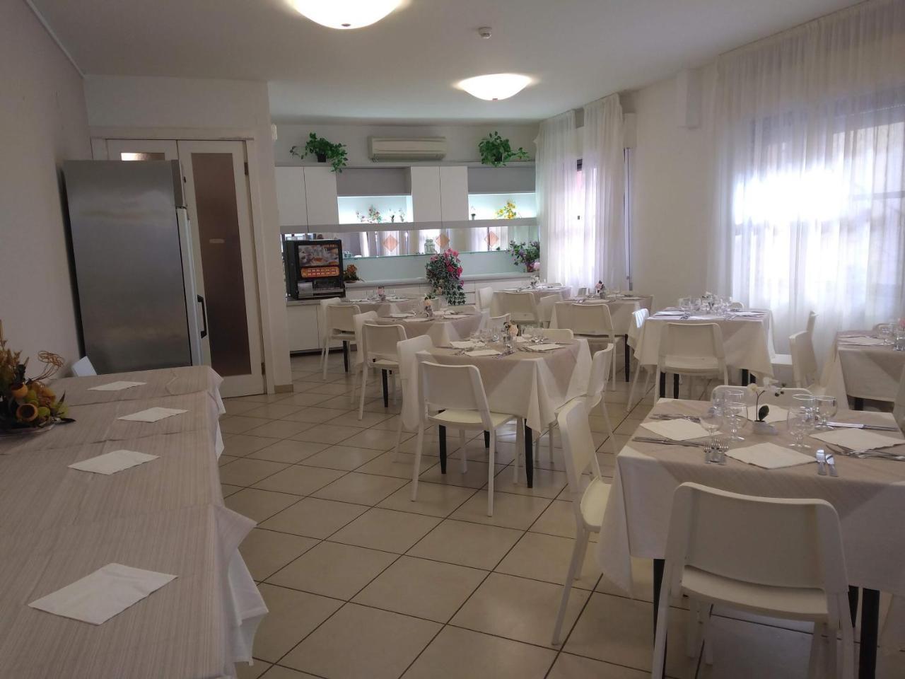 Hotel La Bella Vita Ріміні Екстер'єр фото